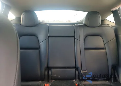 2022 Tesla Model Y z USA, uszkodzony, nr VIN 7SAYGDEE4NF446982